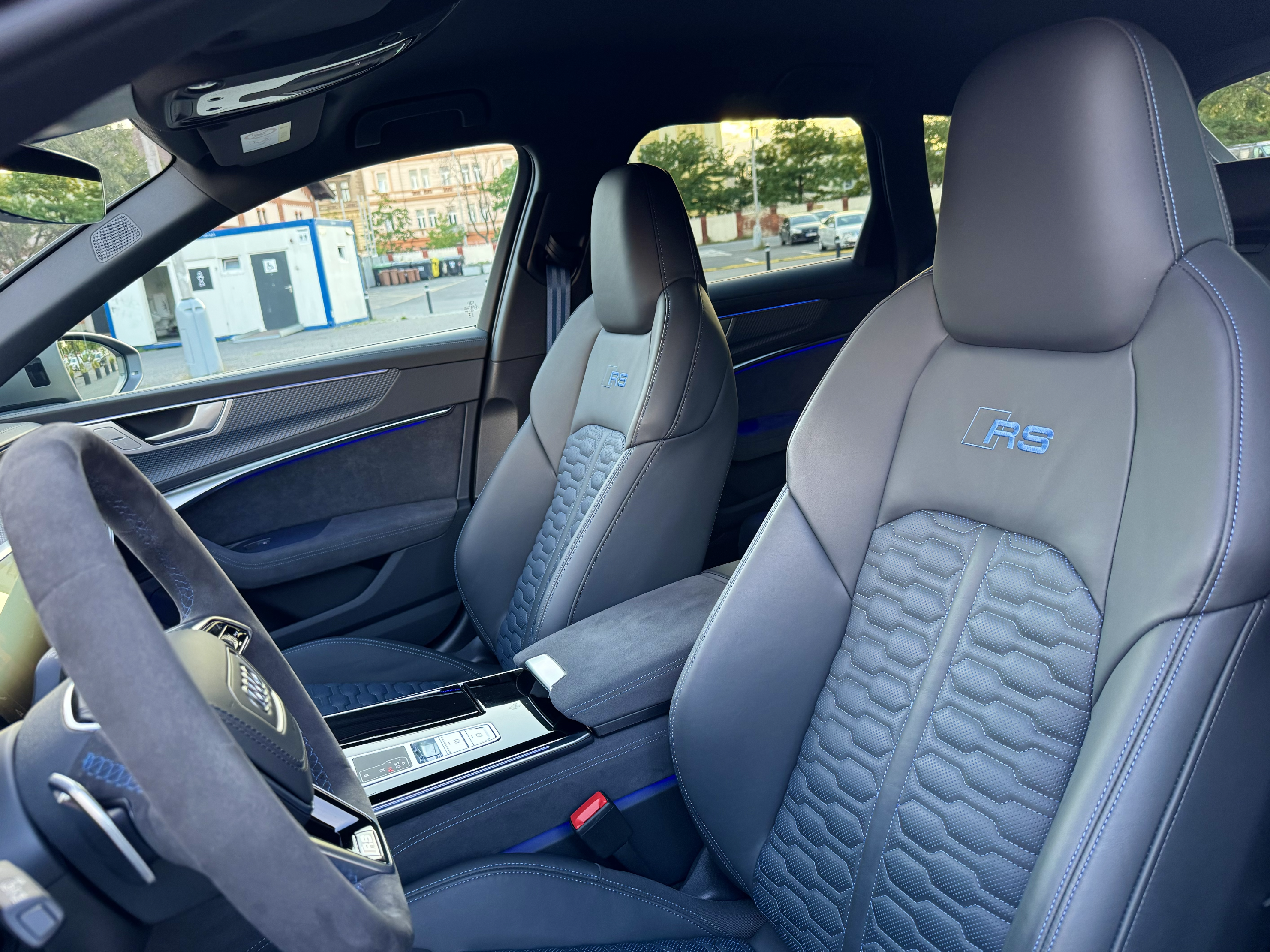 AUDI RS6 AVANT PERFORMANCE | SKLADEM | V8 BITURBO 630 KONÍ | KERAMICKÉ BRZDY | MAX 305 KM/H | PAKET RS DYNAMIC PLUS | ČERNÁ SEBRING S MODROU PERLETÍ | ČERNÁ KŮŽE S MODRÝM PROŠÍVÁNÍM | PLNÁ VÝBAVA | SUPER SPORTOVNÍ KOMBI | ČESKÉ PŘEDVÁDĚCÍ AUTO | ZÁRUKA | VIP SLEVA | NÁKUP ONLINE | IHNED K PŘEDÁNÍ | AUTOiBUY.com